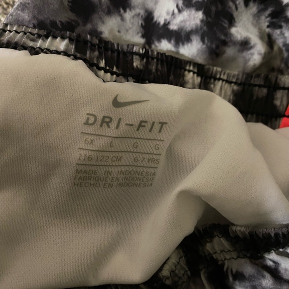 NIKE - GREY & WHITE SHORTS - Picture 5 of 6